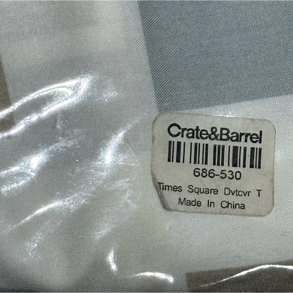 Crate & Barrel Times Square twin set 1 duvet cover,2 standard shams &1 bedskirt